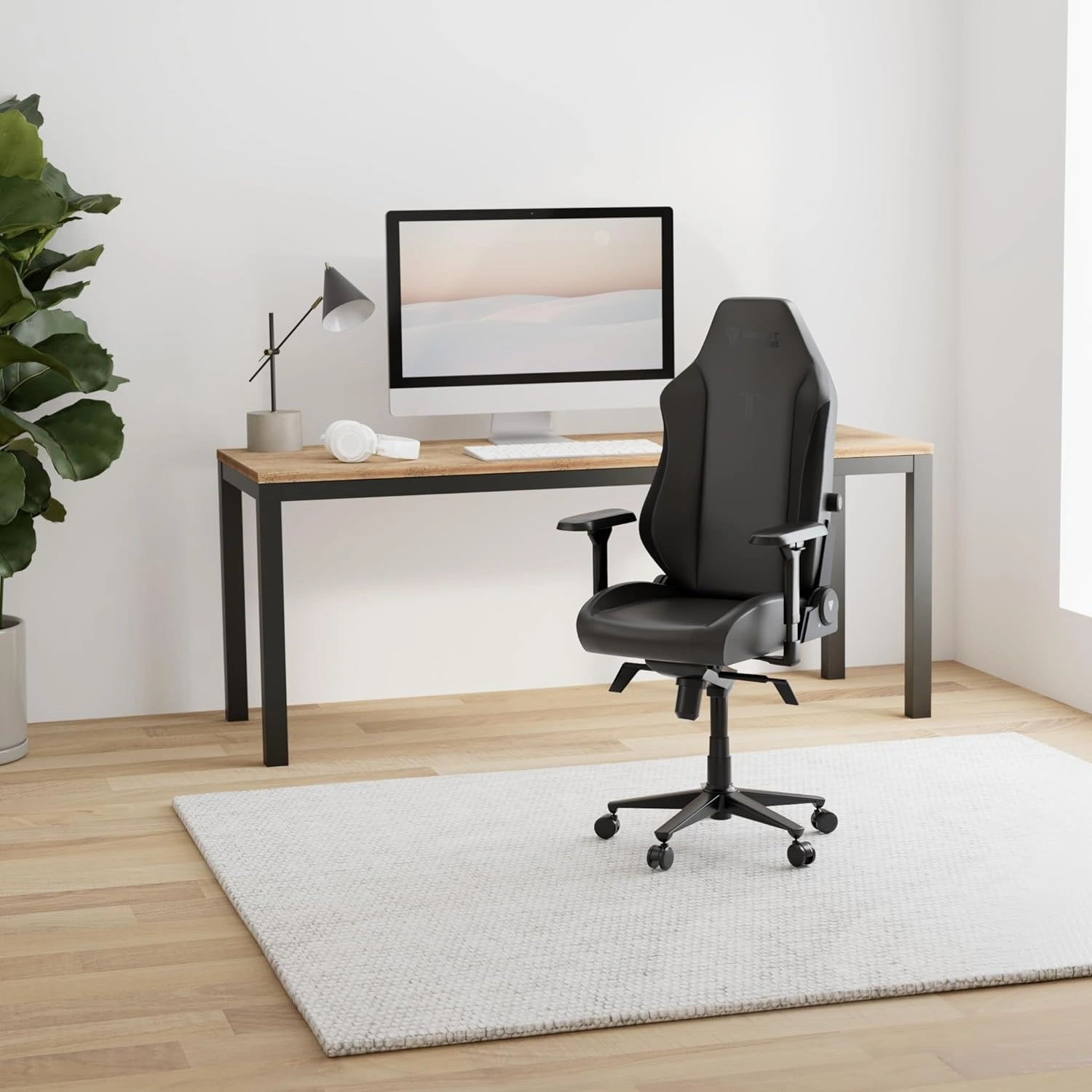 符合人体工程学的游戏椅,配有腰垫,可缓解下背部疼痛